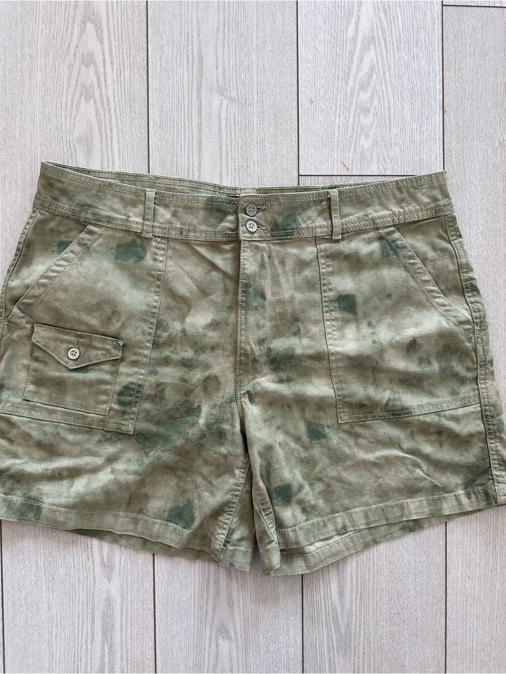 Women's Olive Green Camouflage Utility Shorts size 16